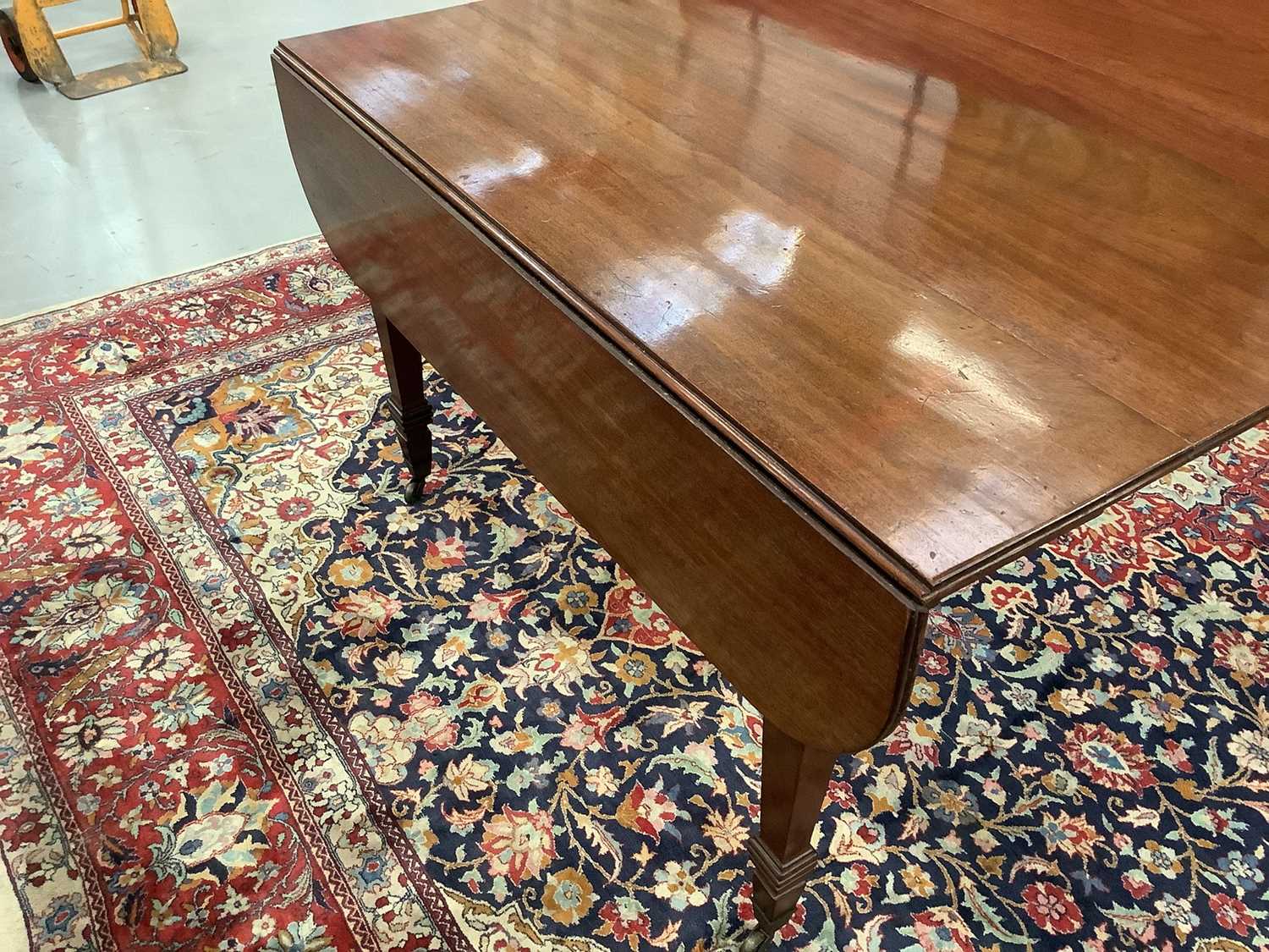 19th century mahogany concertina action extending dining table with three extra leaves - Image 4 of 9