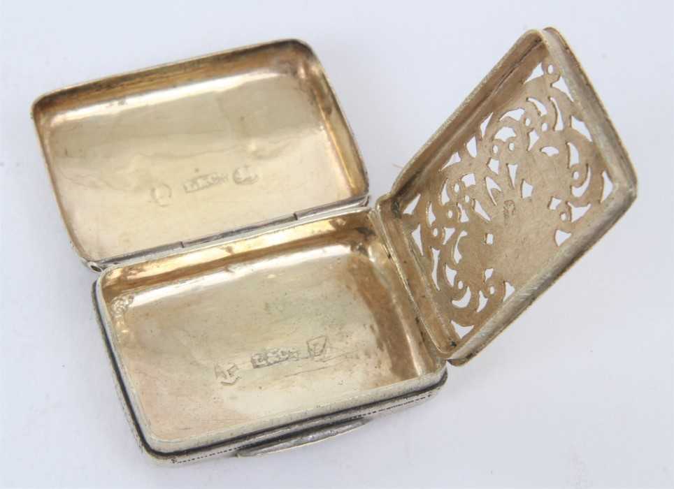 George IV silver vinaigrette, modelled as a hand bag, with engraved decoration and hinged cover, ope - Image 4 of 6