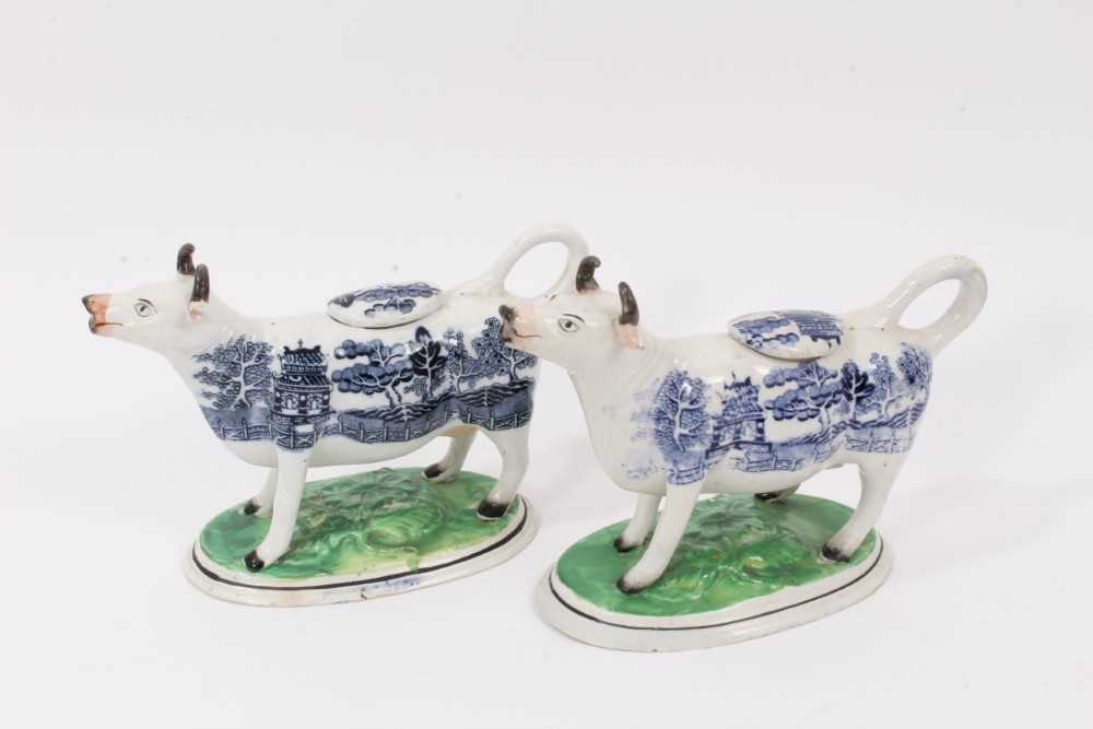 A pair of 19th century Staffordshire pottery Willow pattern cow creamers - Image 2 of 5