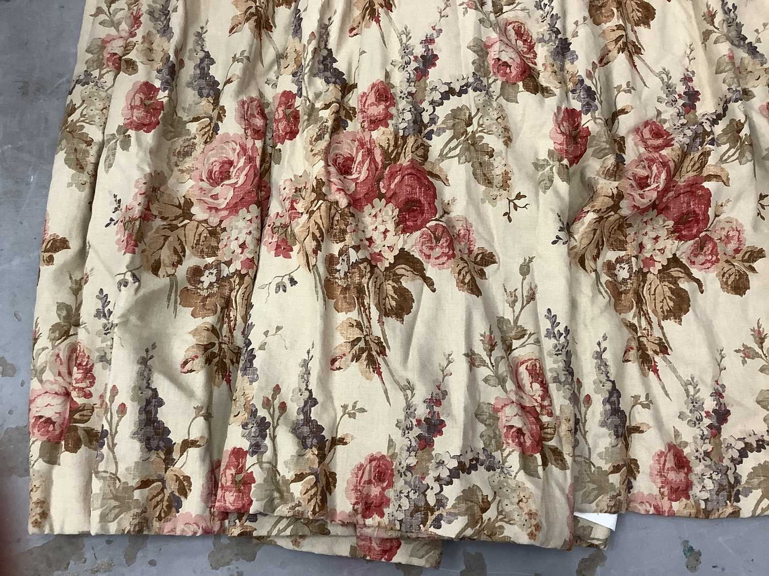 Pair of good quality interlined curtains with floral decoration - Image 2 of 4