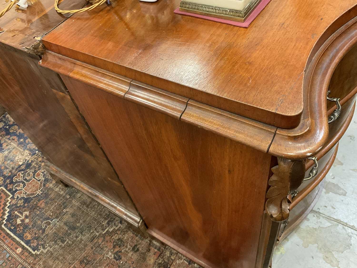 19th century Continental walnut serpentine chest of drawers - Image 10 of 12