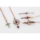 Group of gold jewellery to include an Edwardian sapphire and diamond bar brooch, two other Edwardian