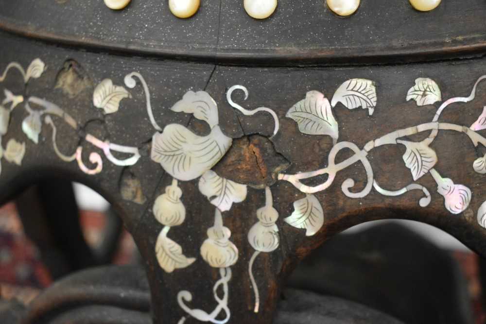 19th century Chinese garden seat with marble top and mother of pearl inlay - Image 5 of 9