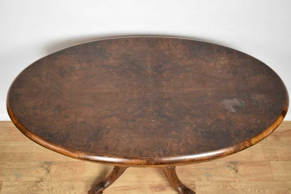 Victorian walnut oval loo table - Image 2 of 6