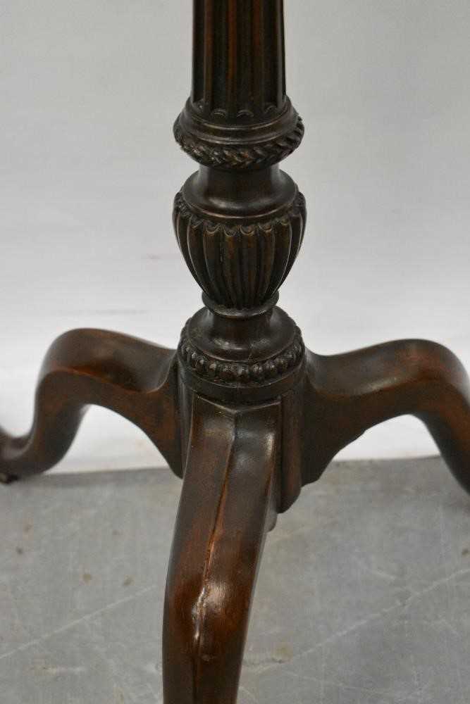 George III style mahogany tripod lamp table - Image 4 of 6