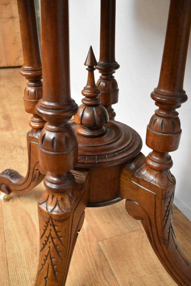 Victorian walnut oval loo table - Image 5 of 6