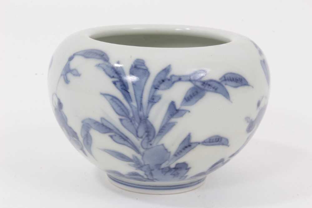 A Chinese blue and white small porcelain bowl, probably early 20th century, painted with figures and - Image 3 of 6