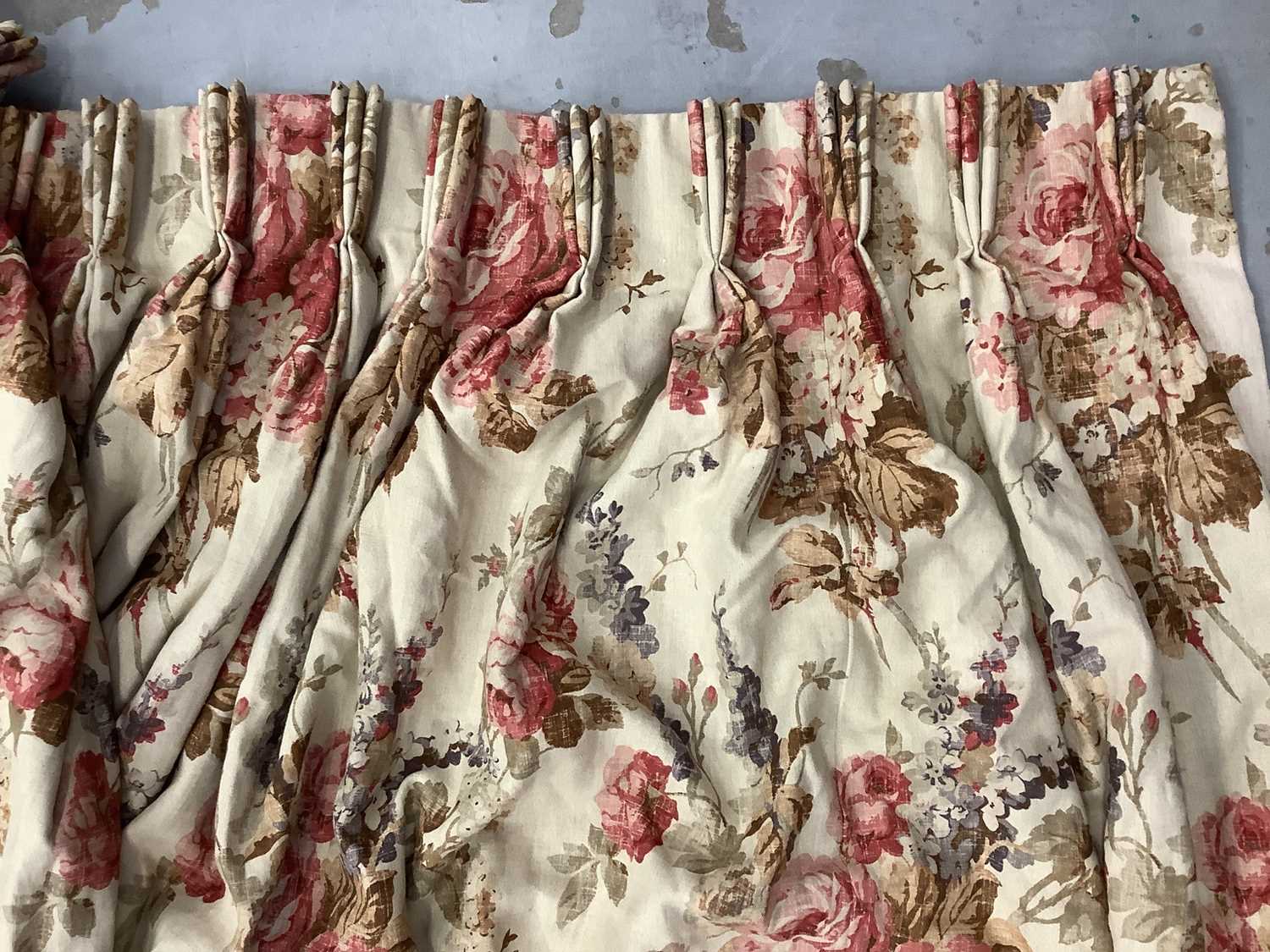 Pair of good quality interlined curtains with floral decoration - Image 3 of 4