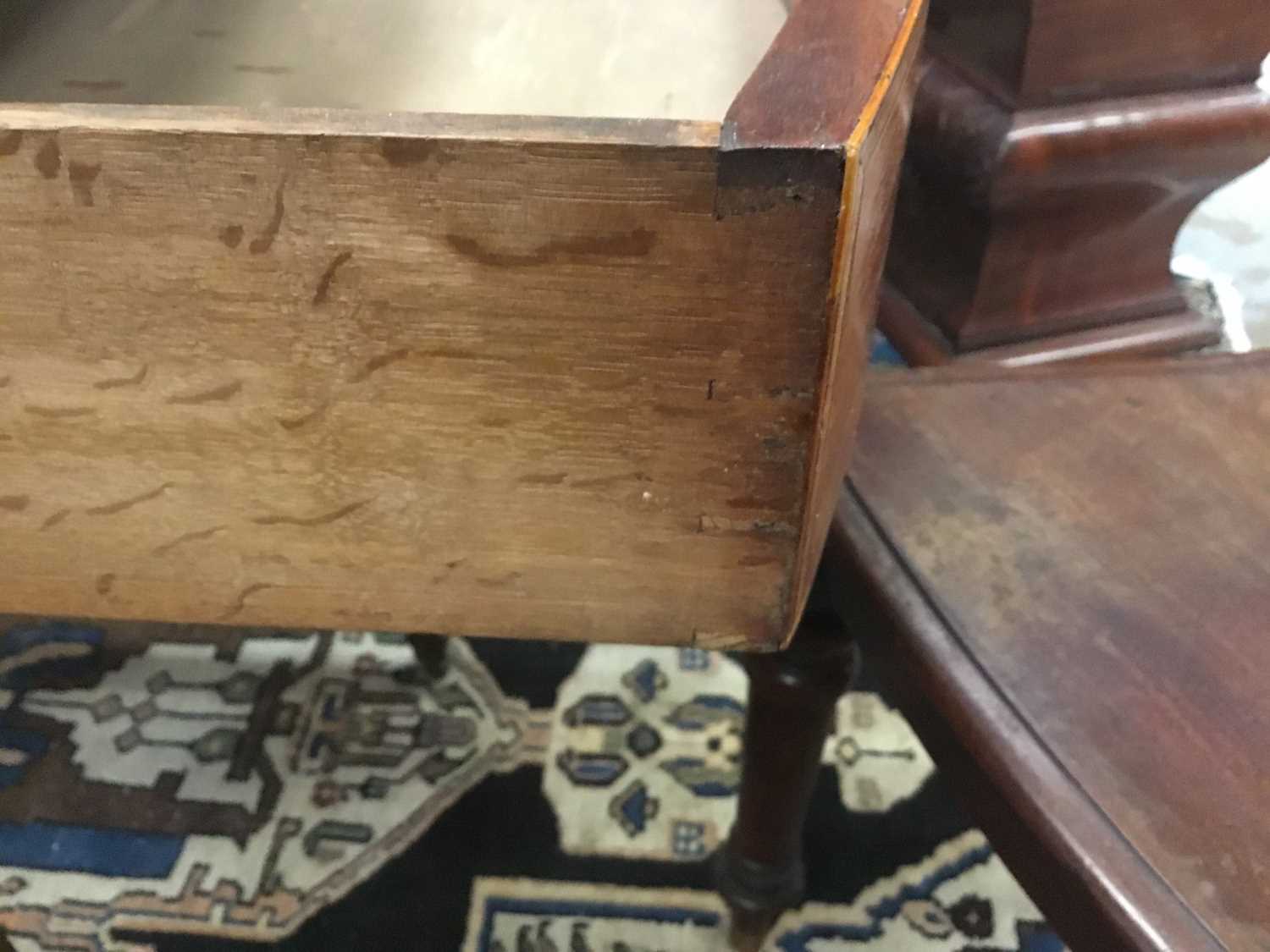 George III mahogany and satinwood cross banded oval Pembroke table with drawer on inlaid square tape - Image 7 of 8