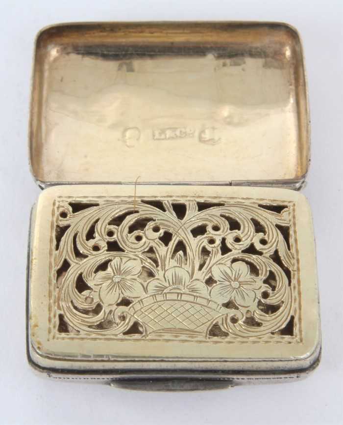 George IV silver vinaigrette, modelled as a hand bag, with engraved decoration and hinged cover, ope - Image 3 of 6