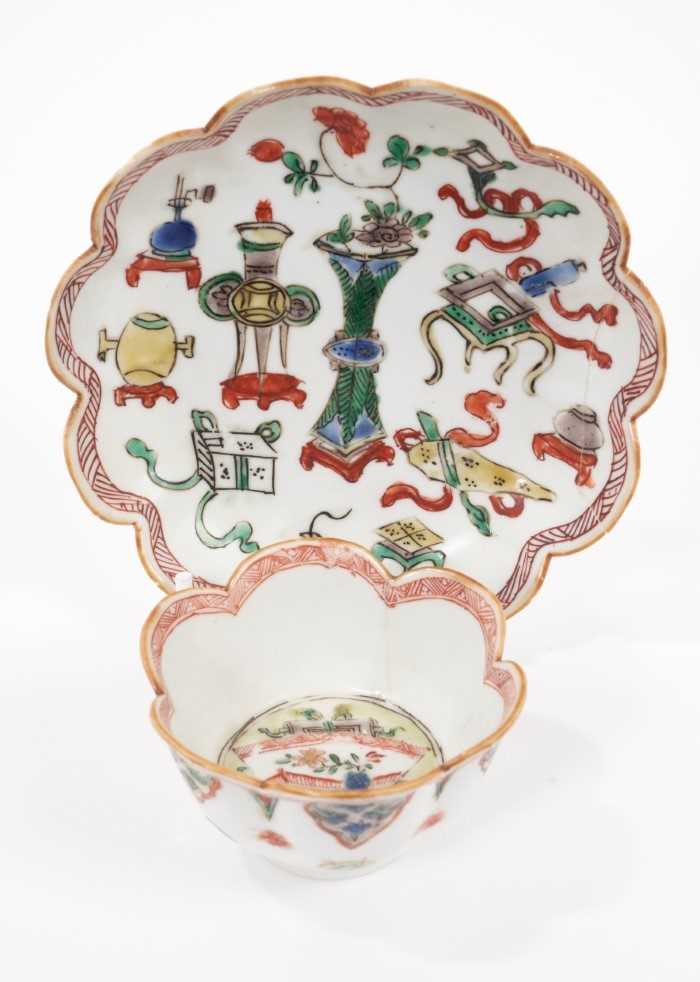 A Chinese famille verte tea bowl and saucer, Kangxi period, decorated with precious objects and ausp - Image 2 of 9