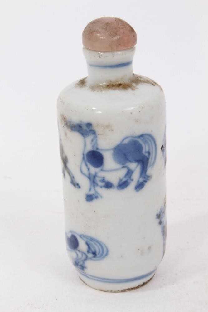 Chinese porcelain snuff bottle, decorated with horses, 7cm high - Image 2 of 6