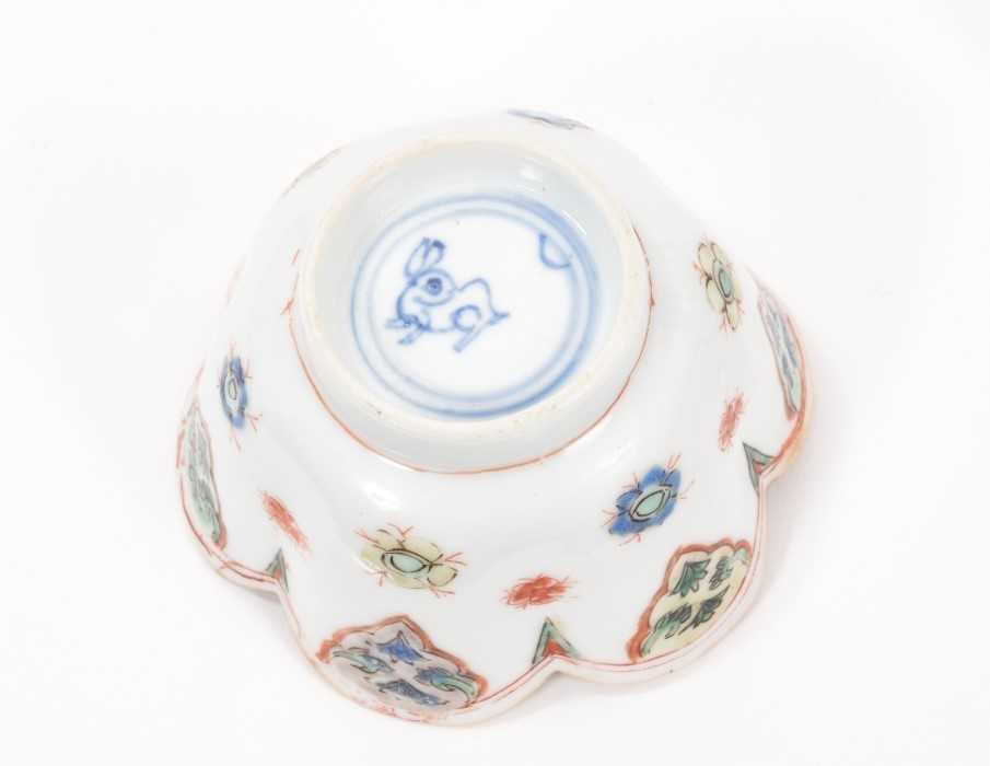 A Chinese famille verte tea bowl and saucer, Kangxi period, decorated with precious objects and ausp - Image 4 of 9