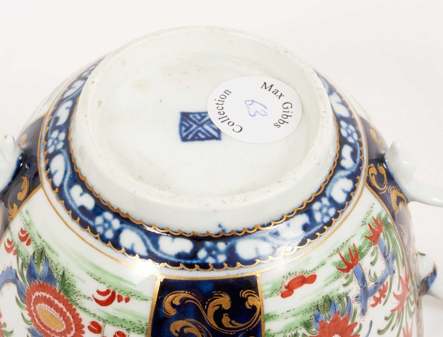A rare Worcester two handled bowl and cover, in the Rich Queen’s pattern, circa 1770 - Image 3 of 4