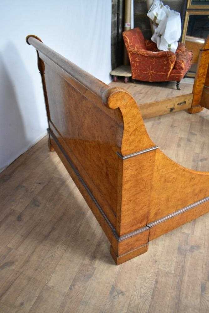 19th century Continental satin birch sleigh bed - Image 5 of 7
