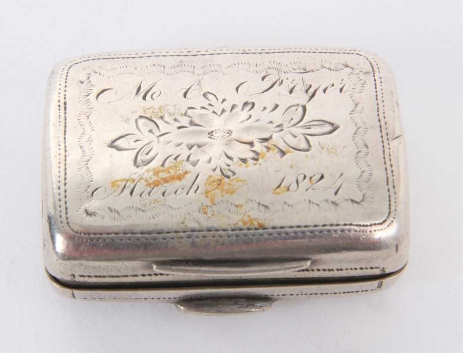 George IV silver vinaigrette, modelled as a hand bag, with engraved decoration and hinged cover, ope - Image 2 of 6