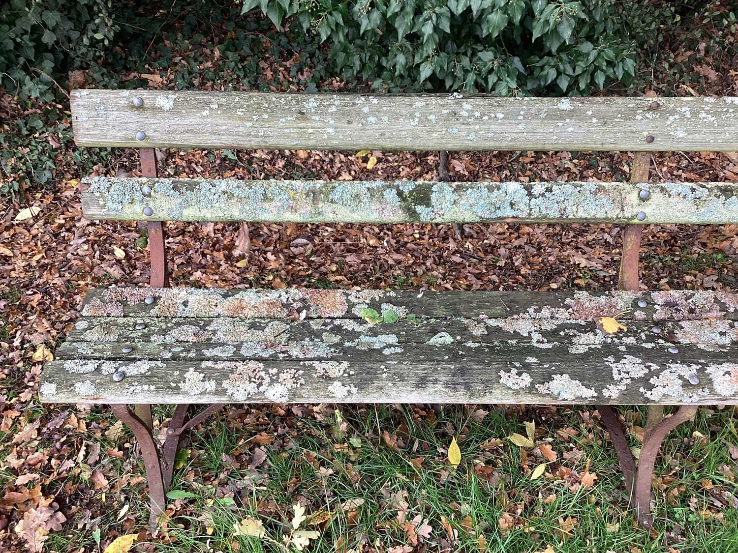 Set of three very long antique slatted and cast iron benches, on scrolled supports, 245cm long - Image 14 of 20