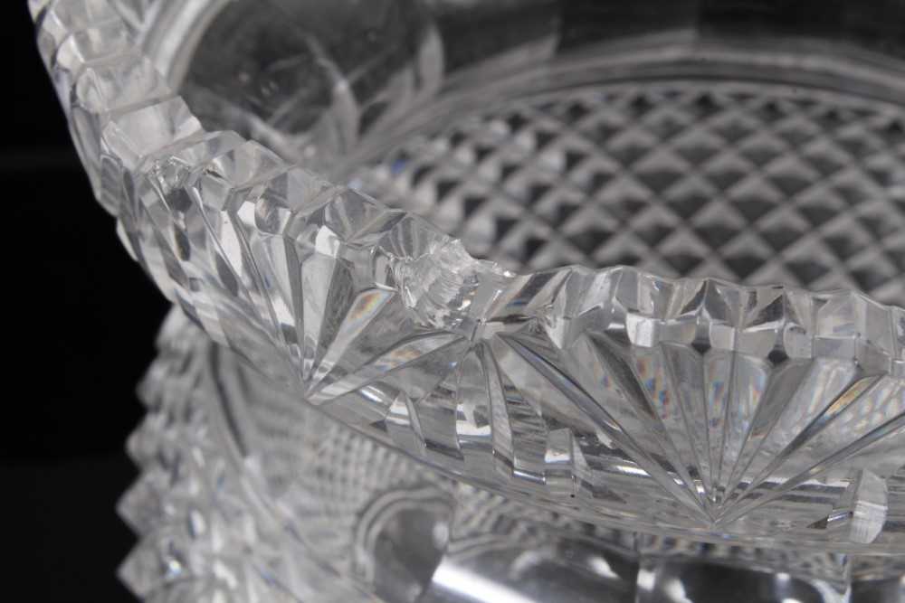 A large 19th century cut glass covered vase/bonbonniere, diamond and facet cut, the rim with fan-sha - Image 5 of 5