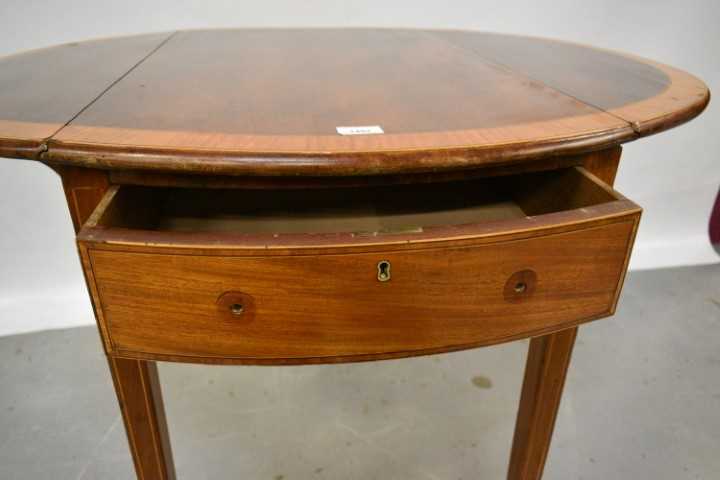 George III mahogany and satinwood cross banded oval Pembroke table with drawer on inlaid square tape - Image 3 of 8