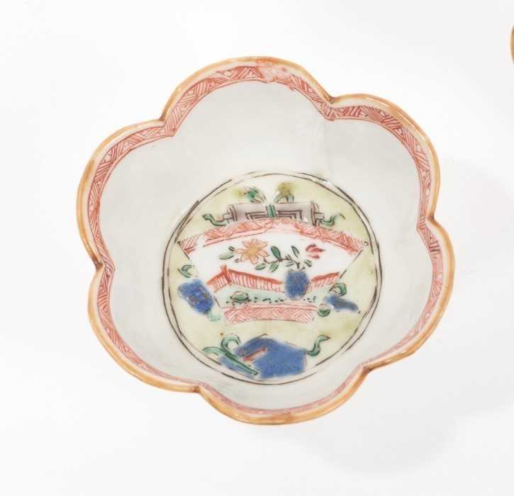 A Chinese famille verte tea bowl and saucer, Kangxi period, decorated with precious objects and ausp - Image 3 of 9