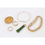 Gold mounted green nephrite pendant, 18ct gold oval brooch mount, 22ct gold wedding ring, yellow met