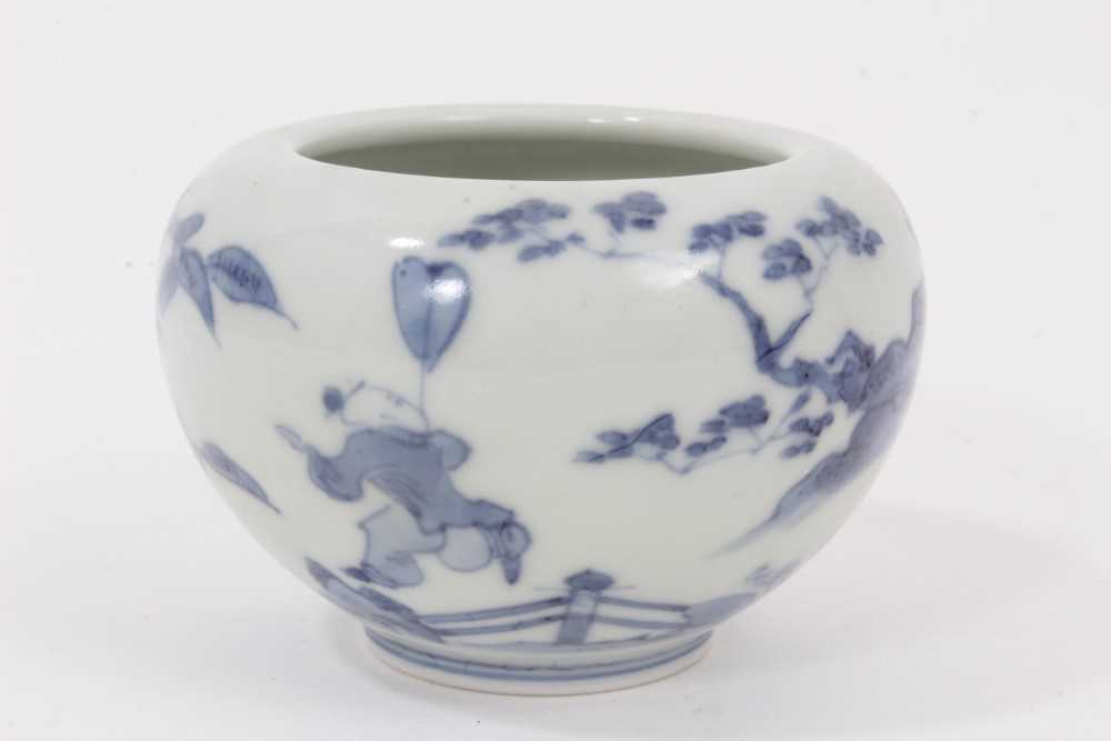 A Chinese blue and white small porcelain bowl, probably early 20th century, painted with figures and - Image 4 of 6