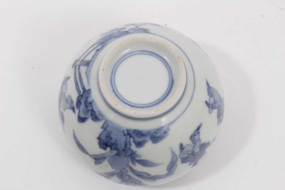 A Chinese blue and white small porcelain bowl, probably early 20th century, painted with figures and - Image 6 of 6