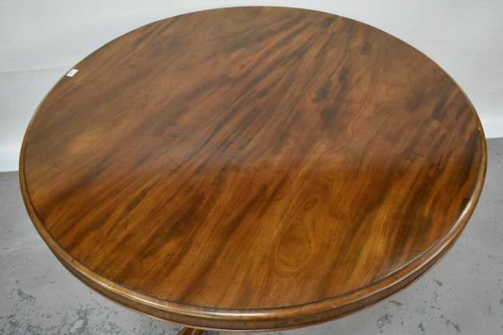 Victorian mahogany circular dining table and set of six dining chairs - Image 2 of 5