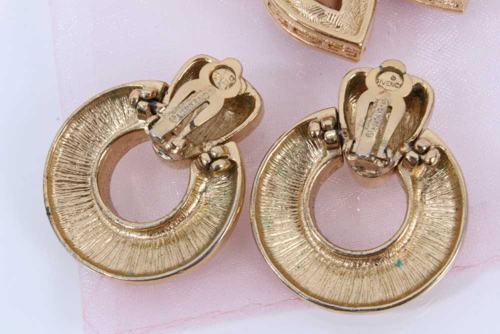 Two pairs of 1980s Givenchy gilt metal clip on earrings, pair of Sarah Coventry clip on earrings and - Image 4 of 6