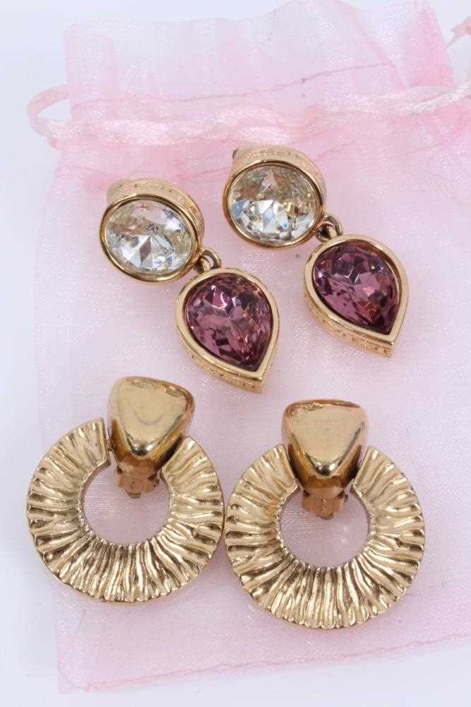 Two pairs of 1980s Givenchy gilt metal clip on earrings, pair of Sarah Coventry clip on earrings and - Image 2 of 6