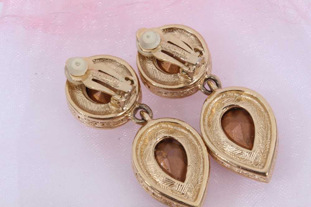 Two pairs of 1980s Givenchy gilt metal clip on earrings, pair of Sarah Coventry clip on earrings and - Image 3 of 6