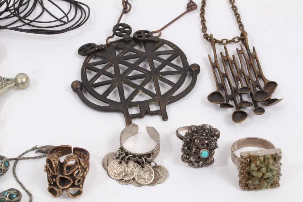 African and tribal style jewellery including pendants, necklaces, rings and other items - Image 5 of 5