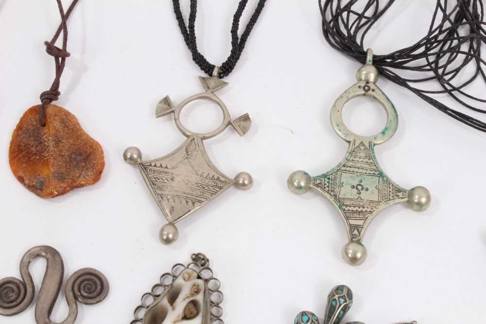 African and tribal style jewellery including pendants, necklaces, rings and other items - Image 3 of 5