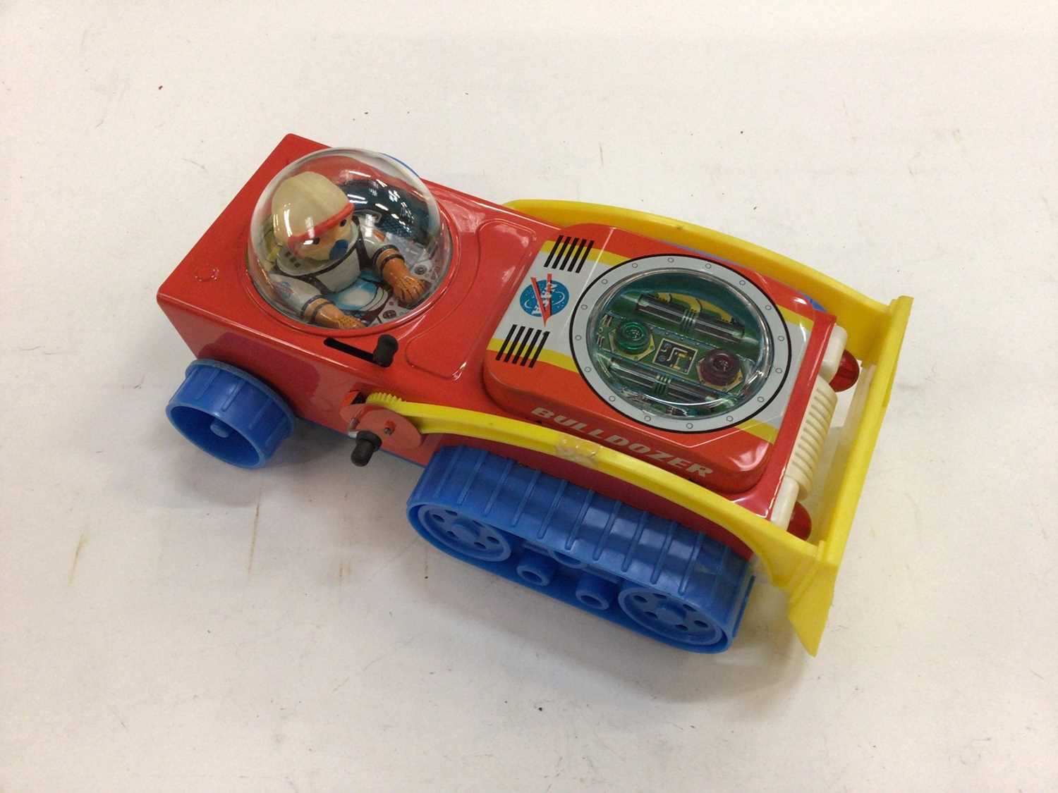 Battery operated Mystery Action Lunar bulldozer tinplate model in original box - Image 2 of 4