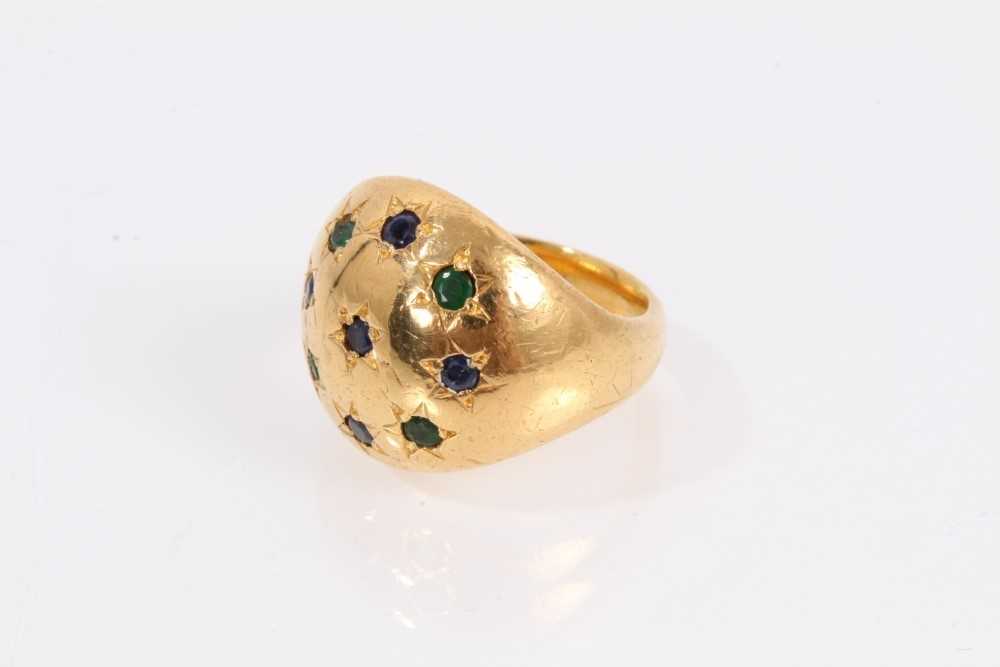 Eastern yellow metal dress ring set with sapphires and emeralds - Image 2 of 3