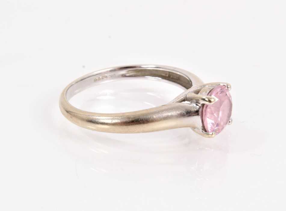 14ct white gold pink synthetic stone solitaire ring - Image 2 of 3