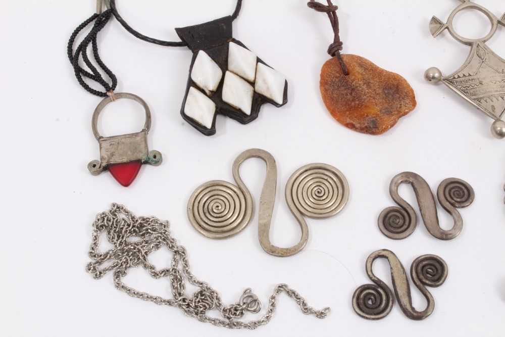 African and tribal style jewellery including pendants, necklaces, rings and other items - Image 2 of 5