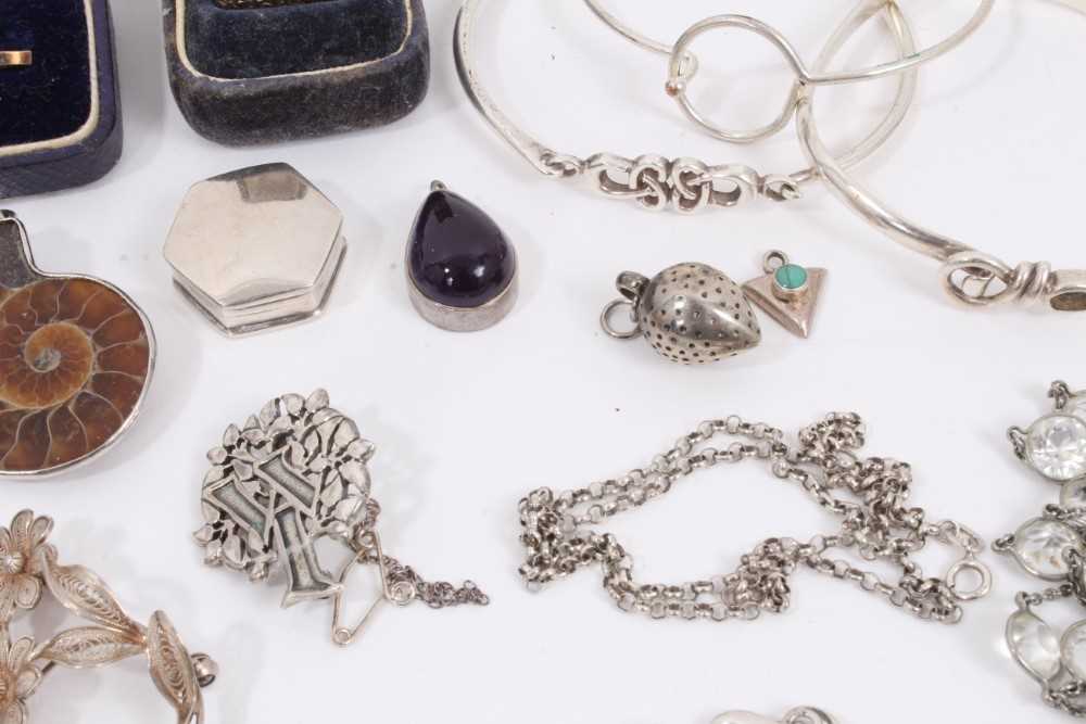 Group of silver jewellery and white metal jewellery - Image 5 of 7