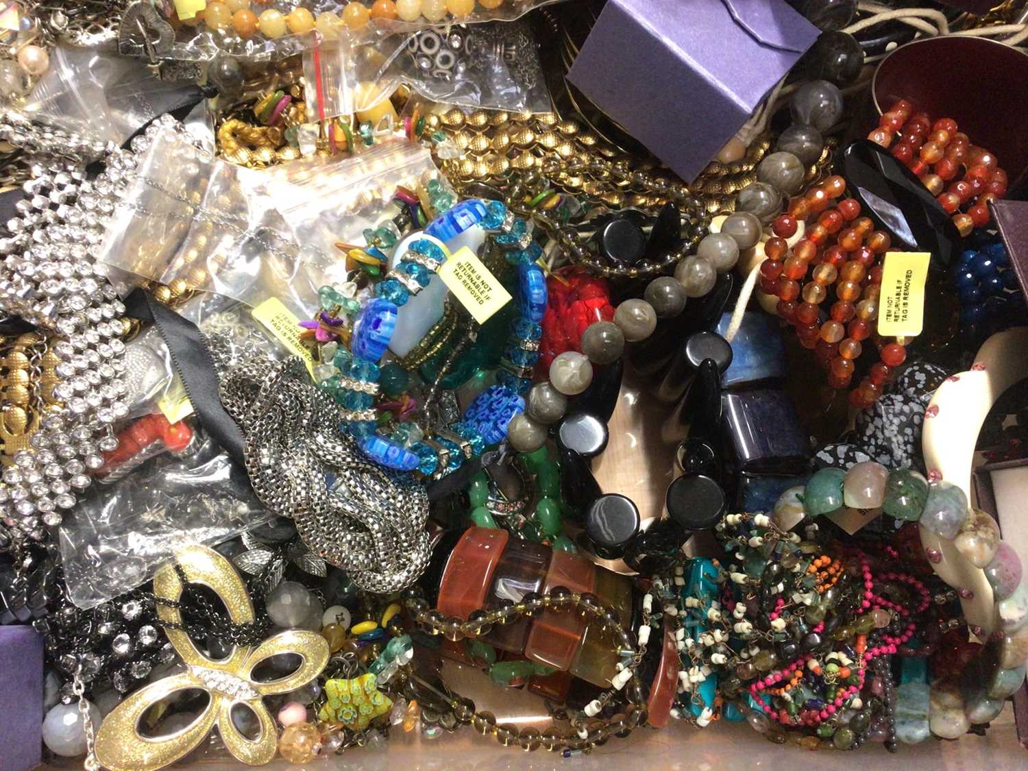 Large quantity of costume jewellery including various bead necklaces, bracelets, pairs of earrings e - Image 2 of 5