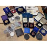 World - Mixed coins and medallions to include silver issues etc. (Qty)