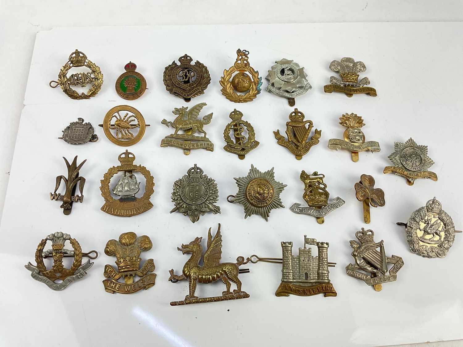 Collection of twenty five British military cap badges to include 4th Royal Irish Dragoon Guards, The