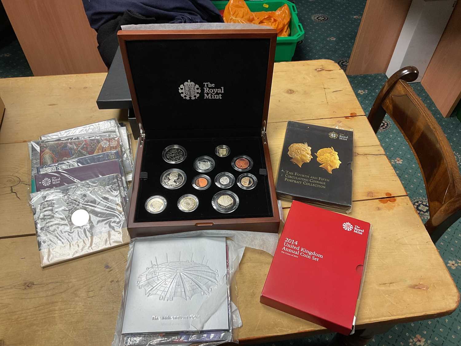 G.B. - Mixed coinage & banknotes to include Royal Mint Brilliant UNC Annual coin sets 2014, 2015, Po