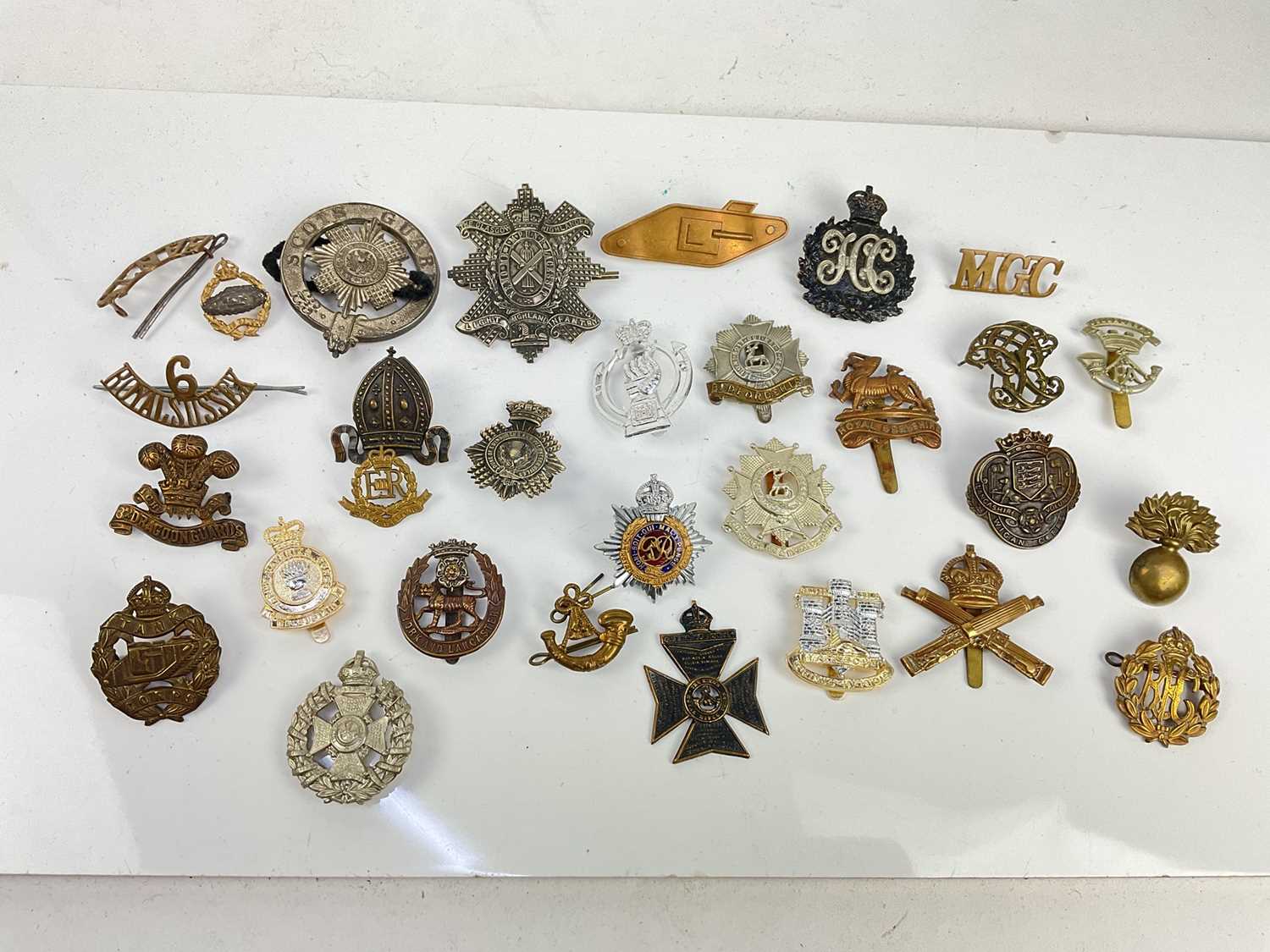 Collection of thirty British military cap badges to include Royal Armoured Corps, Scots Guard and Hi