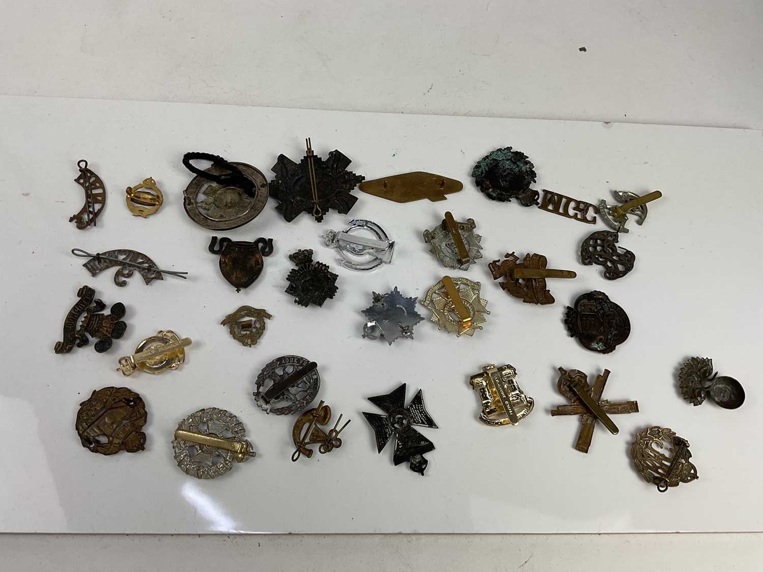 Collection of thirty British military cap badges to include Royal Armoured Corps, Scots Guard and Hi - Image 2 of 2