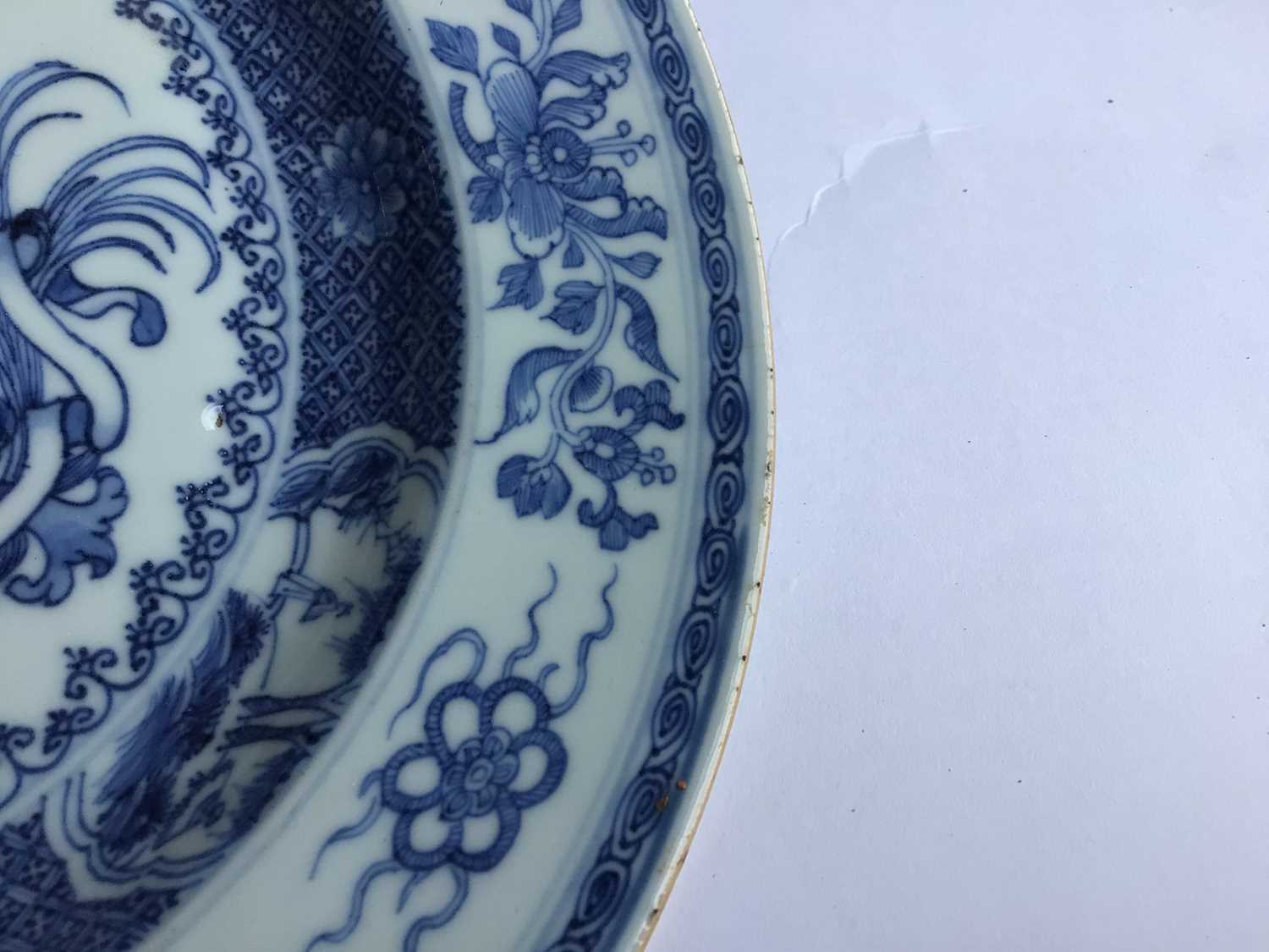 A rare pair of Chinese blue and white armorial plates, circa 1730 - Image 14 of 14