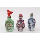 Chinese Peking style overlaid glass snuff bottle, with stopper, 8.5cm high, together with a blue and