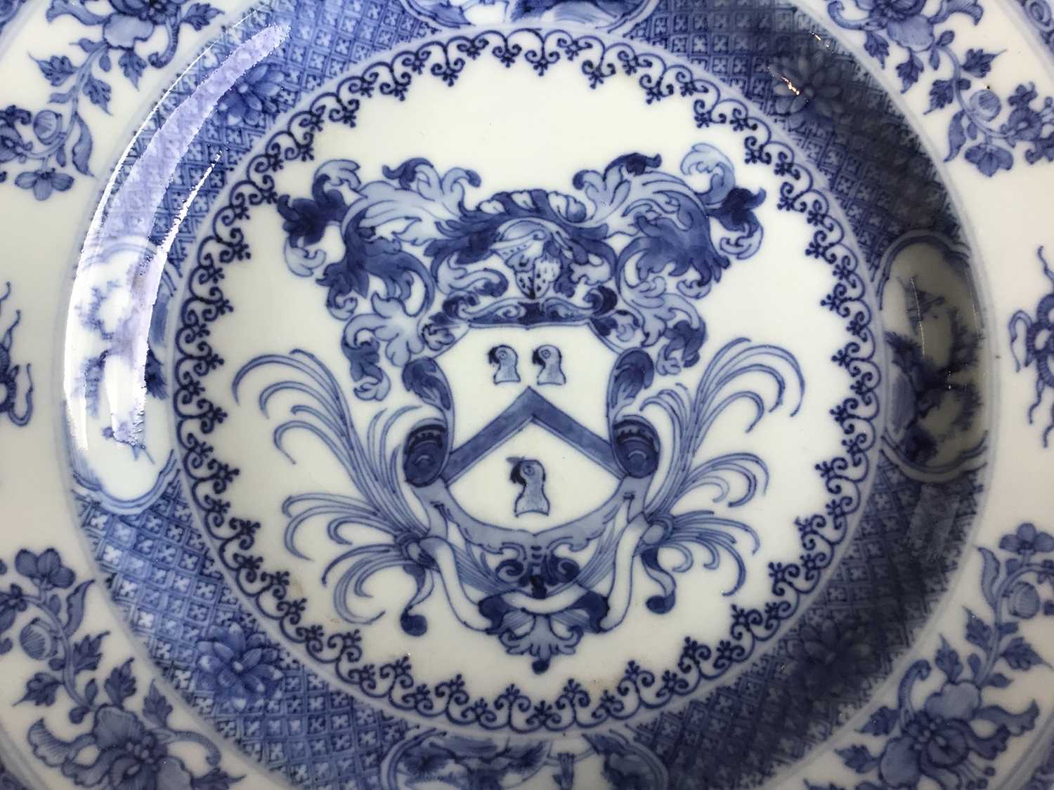 A rare pair of Chinese blue and white armorial plates, circa 1730 - Image 5 of 14