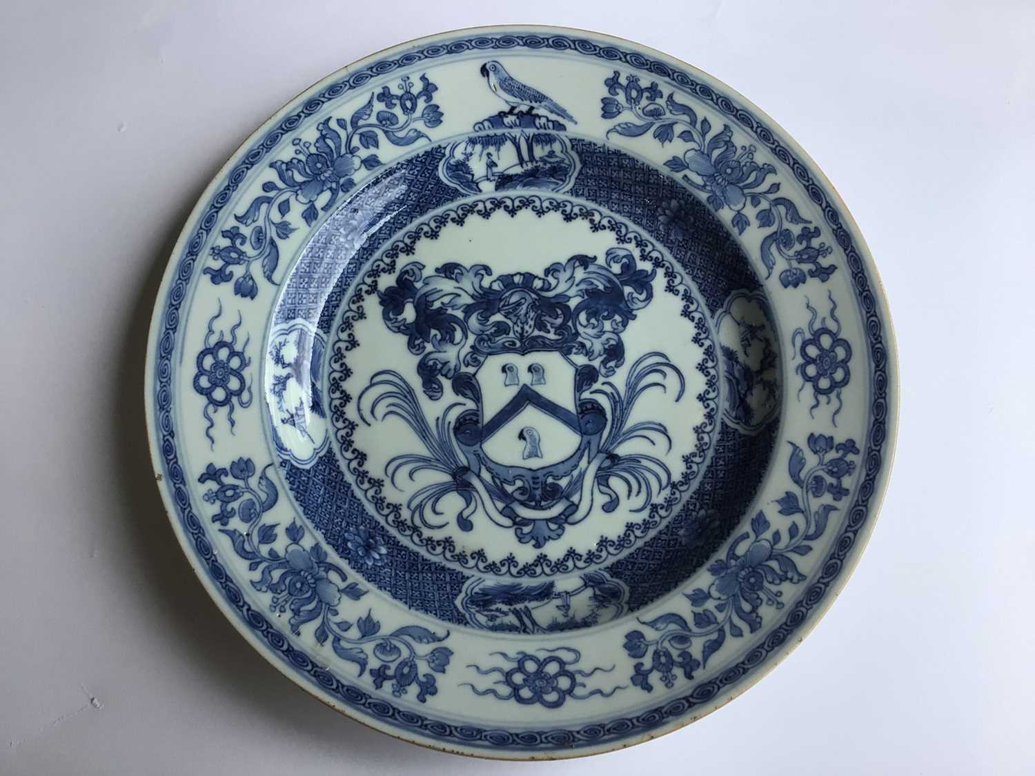 A rare pair of Chinese blue and white armorial plates, circa 1730 - Image 6 of 14
