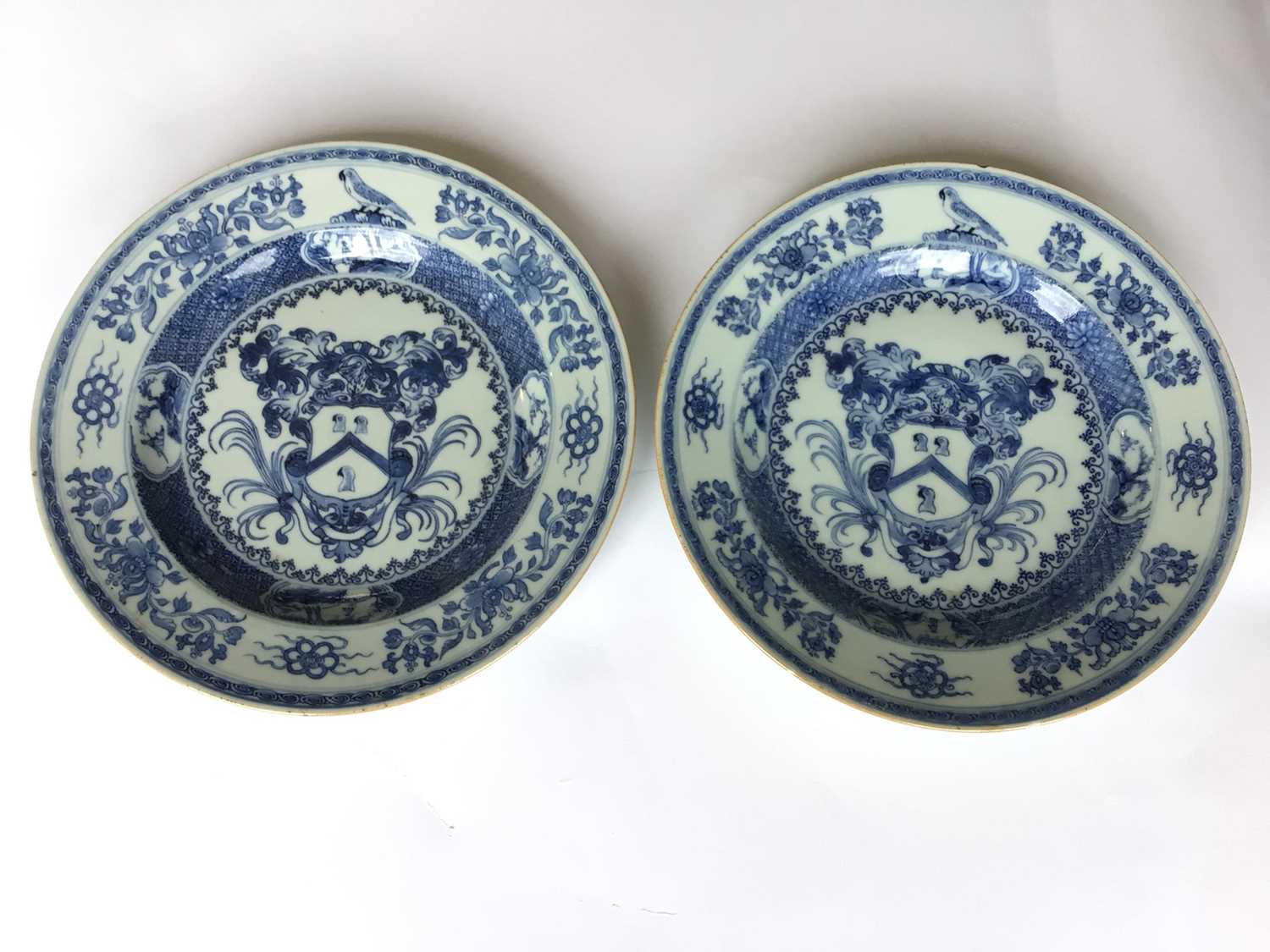 A rare pair of Chinese blue and white armorial plates, circa 1730 - Image 2 of 14