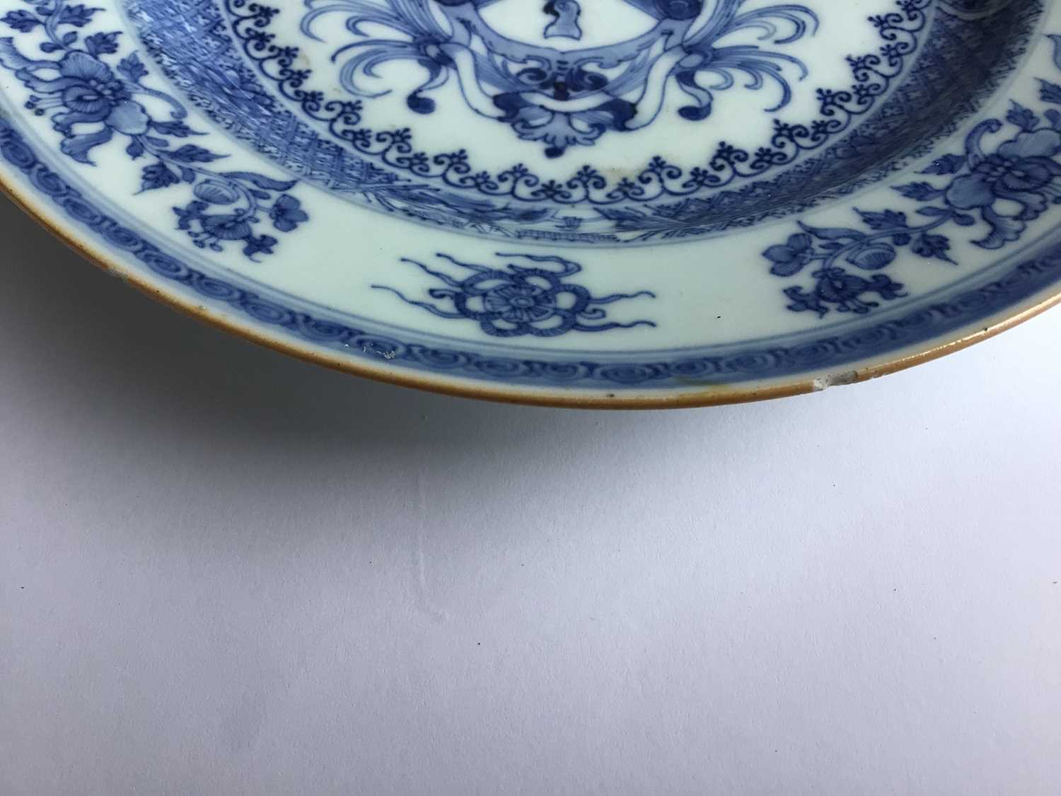 A rare pair of Chinese blue and white armorial plates, circa 1730 - Image 11 of 14